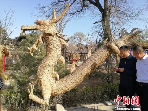 青龙古镇是护卫太原北部的第一军事要塞,又是晋商“走西口”的必经之路,是山西“走出去”的乡亲魂牵梦萦的地方。 杨杰英 摄 青龙古镇是护卫太原北部的第一军事要塞,又是晋商“走西口”的必经之路,是山西“走出去”的乡亲魂牵梦萦的地方。 杨杰英 摄