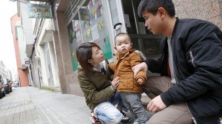 在La coruña省Ferrol市开百元店Feng Ji和Xuli Ye夫妇和孩子