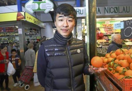 在IBIZA岛经营旅行社的Fang Ji 在IBIZA岛经营旅行社的Fang Ji