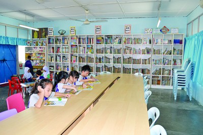 图书馆规模不小,藏书逾3千本。(马来西亚《光华日报》) 图书馆规模不小,藏书逾3千本。(马来西亚《光华日报》)