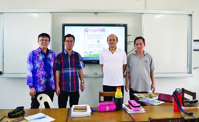 董事会花费2万令吉设立智能教室,希望学生能与高科技教育接轨。(马来西亚《光华日报》) 董事会花费2万令吉设立智能教室,希望学生能与高科技教育接轨。(马来西亚《光华日报》)