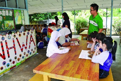 食堂经改装为阅读天地，方便学生在此阅读。（马来西亚《光华日报》）