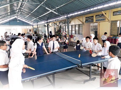 新港门培才华小各族男女同学休息节一起打乒乓。(马来西亚《光华日报》) 新港门培才华小各族男女同学休息节一起打乒乓。(马来西亚《光华日报》)