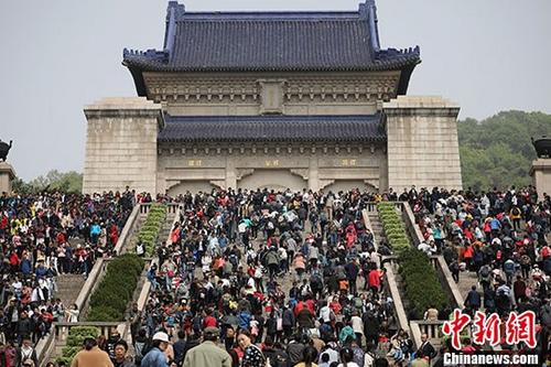 4月8日,中国国家文化和旅游部发布的2018年清明假日旅游市场信息显示,清明假日期间全国共接待国内旅游总人数1.01亿人次。图为4月6日,大批游客涌进南京中山陵参观。 <a target='_blank' href='http://www.chinanews.com/'>中新社</a>记者 泱波 摄 4月8日,中国国家文化和旅游部发布的2018年清明假日旅游市场信息显示,清明假日期间全国共接待国内旅游总人数1.01亿人次。图为4月6日,大批游客涌进南京中山陵参观。 <a target='_blank' href='http://www.chinanews.com/'>中新社</a>记者 泱波 摄