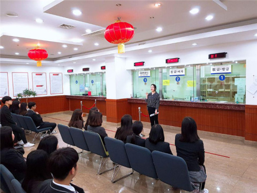 韩国高中生访问中领馆 称毕业后有意赴中国留学