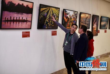 “丝路之旅”摄影展亮相博鳌亚洲论坛。 “丝路之旅”摄影展亮相博鳌亚洲论坛。