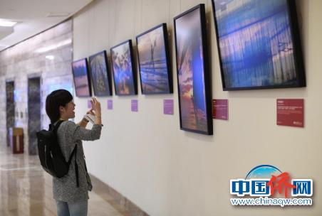 “丝路之旅”摄影展亮相博鳌亚洲论坛。 “丝路之旅”摄影展亮相博鳌亚洲论坛。