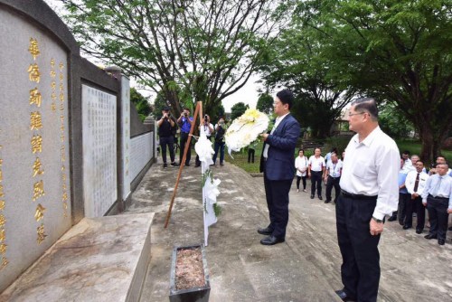 驻马来西亚使馆人员祭奠2000多位二战期间殉