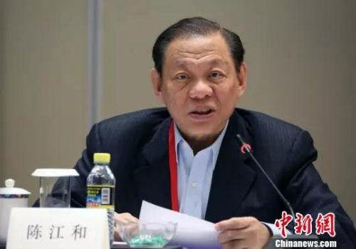 图为新加坡金鹰集团主席陈江和在发言中。 任海霞 摄 图为新加坡金鹰集团主席陈江和在发言中。 任海霞 摄