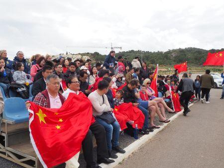 西班牙华人留学生组拉拉队 为中国国奥女足助