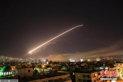 当地时间4月13日晚，美国联合英国和法国对叙利亚军事设施实施精准打击。叙利亚首都大马士革空中传来巨大爆炸声。美国防部长马蒂斯证实，空袭共打击了3个据点：分别为：大马士革地区科研中心，叙利亚西部城市霍姆斯以西的化武据点，以及一个重要的“军事指挥部”。