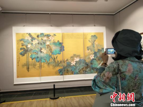 观众在欣赏林伯墀巨幅四屏国画《荷花图》 索有为 摄