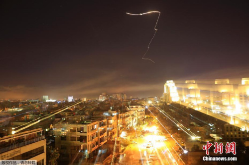 当地时间4月13日晚,美国联合英国和法国对叙利亚军事设施实施精准打击。 当地时间4月13日晚,美国联合英国和法国对叙利亚军事设施实施精准打击。