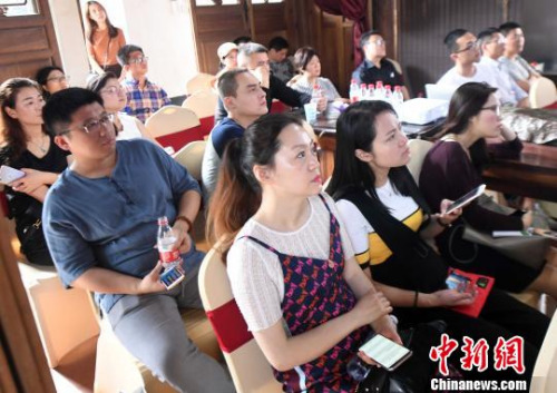 推介会现场吸引青年人前来聆听、咨询。 记者刘可耕 摄 推介会现场吸引青年人前来聆听、咨询。 记者刘可耕 摄