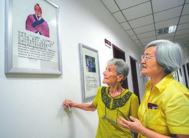 奥地利医生库比安娜先后多次到成都研习中医医术和理论,非常敬仰中国古代名医。 奥地利医生库比安娜先后多次到成都研习中医医术和理论,非常敬仰中国古代名医。