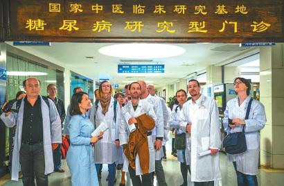 外国医生们在成都参观国家中医临床研究基地。