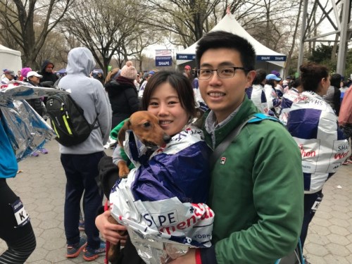 崔英的宠物犬Blink也来为她加油助威。（美国《世界日报》/和钊宇 摄）