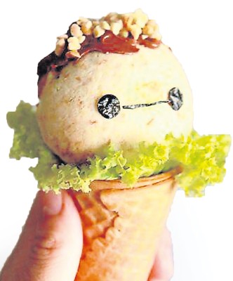 林美渲最满意的其中一道作品是“Baymax SandwichBall”,是为孩子们准备的早餐,其精美的卖相吸引众多网友的好评。(马来西亚《星洲日报》) 林美渲最满意的其中一道作品是“Baymax SandwichBall”,是为孩子们准备的早餐,其精美的卖相吸引众多网友的好评。(马来西亚《星洲日报》)