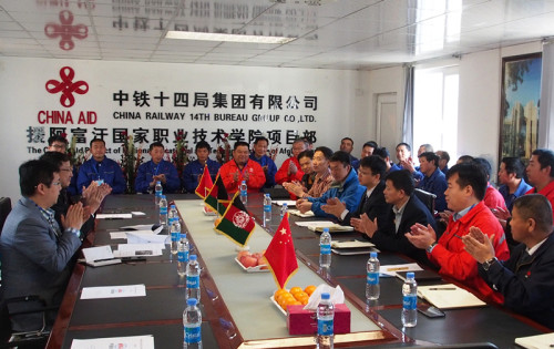 刘大使慰问援阿国家职业技术学院项目部全体员工 刘大使慰问援阿国家职业技术学院项目部全体员工