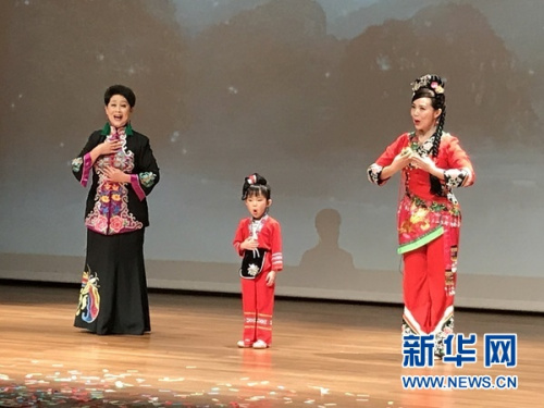 4月15日,新加坡中国文化中心四层剧场,三代“刘三姐”表演歌曲《只有山歌敬亲人》。新华网记者王丽丽 摄 4月15日,新加坡中国文化中心四层剧场,三代“刘三姐”表演歌曲《只有山歌敬亲人》。新华网记者王丽丽 摄