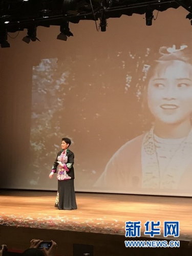 4月15日,新加坡中国文化中心四层剧场,黄婉秋表演歌曲《山歌好比春江水》。新华网记者王丽丽 摄 4月15日,新加坡中国文化中心四层剧场,黄婉秋表演歌曲《山歌好比春江水》。新华网记者王丽丽 摄