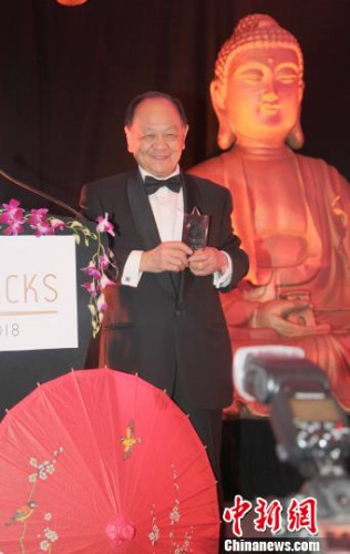 谢贵全荣获英国首届“金筷子”东方美食大奖“终身成就奖”。张平 摄 谢贵全荣获英国首届“金筷子”东方美食大奖“终身成就奖”。张平 摄