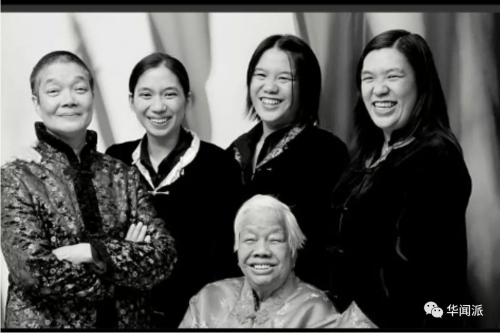 (从左至右)母亲Mable、妹妹、外婆Lily(前排)和谢氏两姐妹。(英国《华闻周刊》微信公众号 资料图) (从左至右)母亲Mable、妹妹、外婆Lily(前排)和谢氏两姐妹。(英国《华闻周刊》微信公众号 资料图)