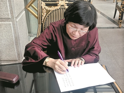 周功鑫在给广州日报读者写寄语。 周功鑫在给广州日报读者写寄语。
