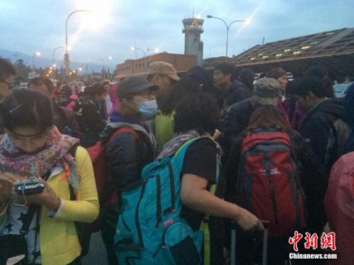 2015年4月25日14时11分在尼泊尔(北纬28.2度，东经84.7度)发生8.1级地震，首都加德满都机场因地震暂时关闭，部分中国游客在机场滞留等待回国。 <a target='_blank' href='http://www.chinanews.com/'>中新社</a>发 缪超 摄