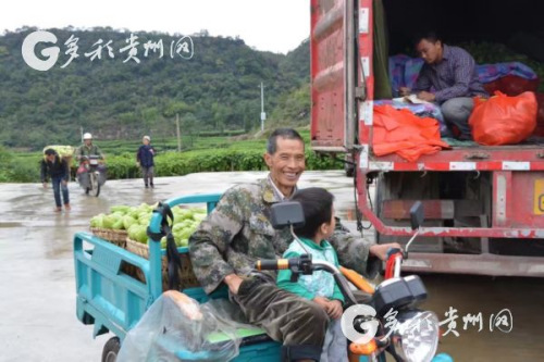 丰收后的村民洋溢着幸福的笑容 丰收后的村民洋溢着幸福的笑容