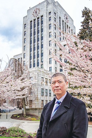 陈冠宇在市政府大楼前的照片。(加拿大《明报》/陈冠宇提供) 陈冠宇在市政府大楼前的照片。(加拿大《明报》/陈冠宇提供)