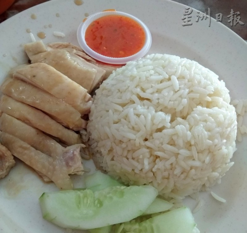 传统的海南鸡饭吃在顾客嘴里,心里却是满满的海南村回忆。 传统的海南鸡饭吃在顾客嘴里,心里却是满满的海南村回忆。