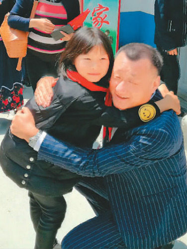 失去了父母、与奶奶相依为命的布依族小姑娘(左)去年得到了德国华商的帮助。今年一见到范轩一行,就紧紧地抱住了他。 失去了父母、与奶奶相依为命的布依族小姑娘(左)去年得到了德国华商的帮助。今年一见到范轩一行,就紧紧地抱住了他。