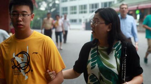 何俊儒和母亲在出国前 何俊儒和母亲在出国前
