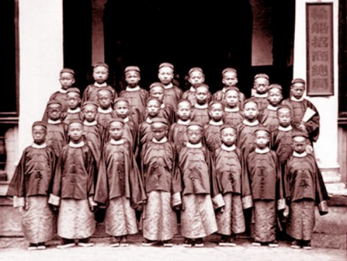 1872年，中国留美幼童们出发前在上海的集体照