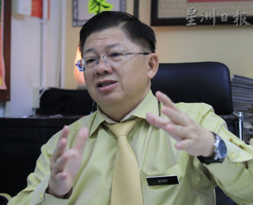 马来西亚全国校长职工会总会长王仕发:华小电脑班是加插在上课时间表内,以增加时间的方式上课,并没有挪用其他节数。(图:星洲日报) 马来西亚全国校长职工会总会长王仕发:华小电脑班是加插在上课时间表内,以增加时间的方式上课,并没有挪用其他节数。(图:星洲日报)