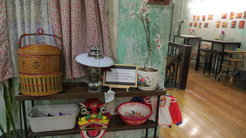 选在老建筑经营小食店,内部空间尽量保留老设计,入店即有回到老家的感觉。(马来西亚《星洲日报》) 选在老建筑经营小食店,内部空间尽量保留老设计,入店即有回到老家的感觉。(马来西亚《星洲日报》)