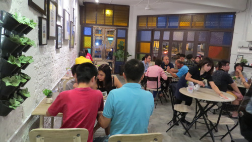 怀旧风格营造一家大小乐融融的用餐空间。（马来西亚《星洲日报》）