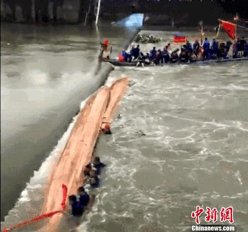 图为龙舟翻船，多人落水。　视频截图