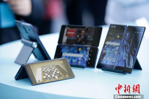 资料图:中兴天机Axon M。<a target='_blank' href='http://www.chinanews.com/'>中新社</a>记者 廖攀 摄 资料图:中兴天机Axon M。<a target='_blank' href='http://www.chinanews.com/'>中新社</a>记者 廖攀 摄