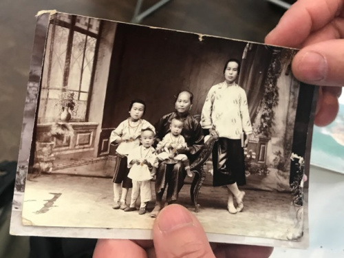 梁晋展示父亲家人在中国的照片。(美国《世界日报》 牟兰 摄) 梁晋展示父亲家人在中国的照片。(美国《世界日报》 牟兰 摄)