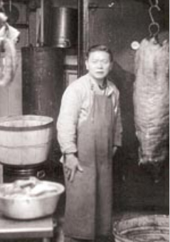 华埠勿街55号新源盛地下作坊在1940年代早期华人的面貌。(美国《世界日报》资料图) 华埠勿街55号新源盛地下作坊在1940年代早期华人的面貌。(美国《世界日报》资料图)