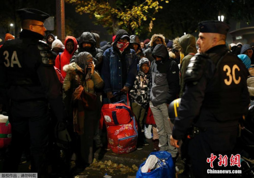 资料图：法国警方对巴黎市内东北部的移民帐篷营地进行疏散和清除。