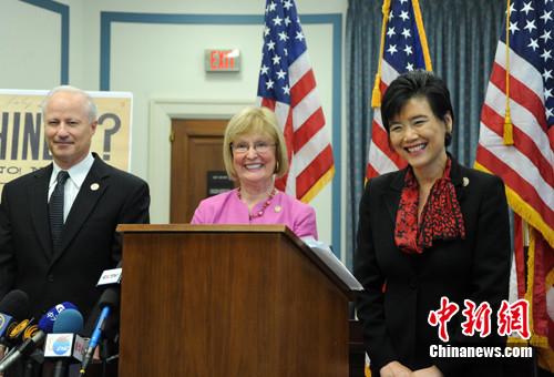 美国国会参众两院要求国会正式承认《排华法案》有悖人权,并为此道歉。华裔众议员赵美心(右)在提交议案前召开记者会。(<a target='_blank' href='http://www.chinanews.com/'>中新社</a>记者 吴庆才 摄) 美国国会参众两院要求国会正式承认《排华法案》有悖人权,并为此道歉。华裔众议员赵美心(右)在提交议案前召开记者会。(<a target='_blank' href='http://www.chinanews.com/'>中新社</a>记者 吴庆才 摄)