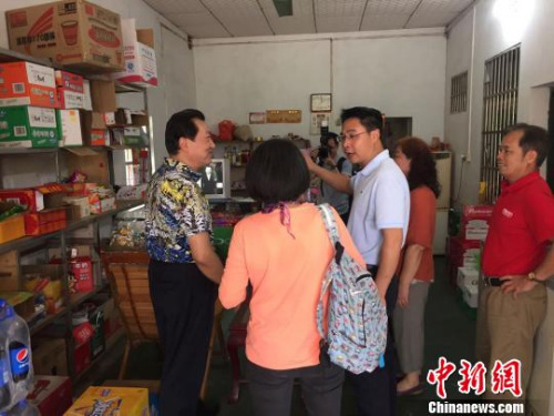 图为归侨宋思富开办的“富仔士多”商店 宋秀杰 摄 图为归侨宋思富开办的“富仔士多”商店 宋秀杰 摄