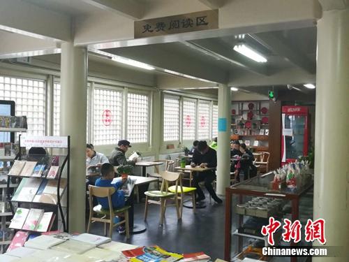 在中国书店雁翅楼店内,一些读者正在认真看书。上官云 摄 在中国书店雁翅楼店内,一些读者正在认真看书。上官云 摄