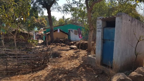 以12万卢比兴建的厕所在山地里并不受落。(图片来源：联合早报)