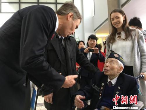 4月22日,温哥华市长罗品信(Gregor Robertson)在就歧视华人历史向华人道歉的市议会特别会议结束后,与出席会议的95岁华裔退伍老兵李文英交谈。 余瑞冬 摄 4月22日,温哥华市长罗品信(Gregor Robertson)在就歧视华人历史向华人道歉的市议会特别会议结束后,与出席会议的95岁华裔退伍老兵李文英交谈。 余瑞冬 摄