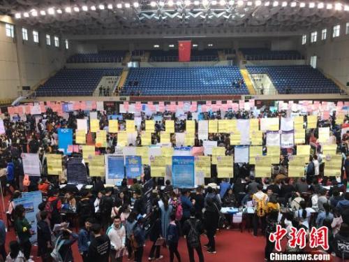 资料图:3月31日,太原理工大学举行2018届毕业生春季就业洽谈会,现场毕业生求职者人山人海。 杨静 摄 资料图:3月31日,太原理工大学举行2018届毕业生春季就业洽谈会,现场毕业生求职者人山人海。 杨静 摄