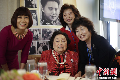 资料图:中国驻纽约总领事章启月(右一)出席陈香梅女士91岁寿辰图片展。 <a target='_blank' href='http://www.chinanews.com/'>中新社</a>记者 廖攀 摄 资料图:中国驻纽约总领事章启月(右一)出席陈香梅女士91岁寿辰图片展。 <a target='_blank' href='http://www.chinanews.com/'>中新社</a>记者 廖攀 摄